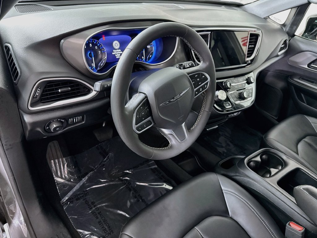 Used 2025 Chrysler Pacifica Select FWD image 19