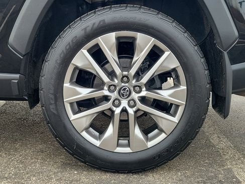 Used 2020 Toyota RAV4 XLE Premium image 5