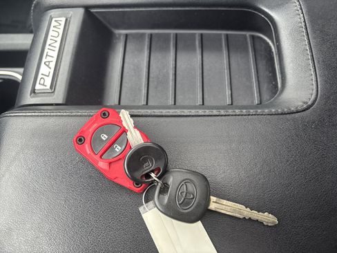 Used 2014 Toyota Tundra Platinum image 30