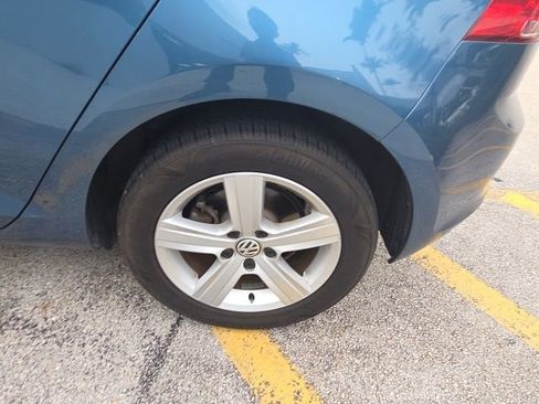 Used 2017 Volkswagen Golf 4-Door FWD image 11
