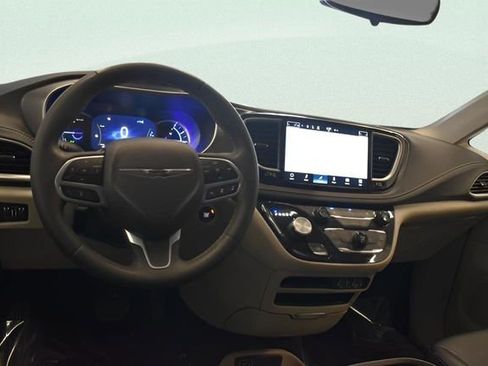 Used 2023 Chrysler Pacifica Touring-L image 25