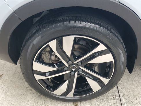 Certified 2024 Volvo XC40 B5 Plus w/ Climate Package AWD/4WD image 7