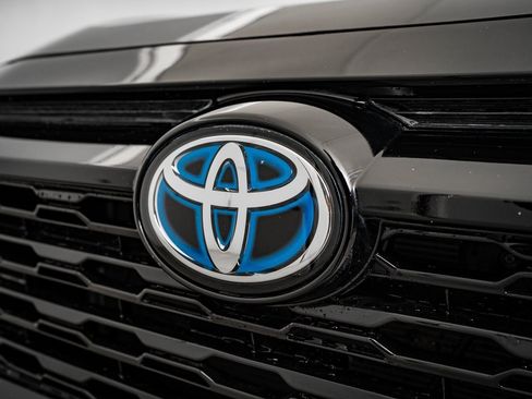 Used 2023 Toyota RAV4 SE image 3