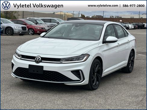 Certified 2025 Volkswagen Jetta SE w/ Sunroof Package image 5