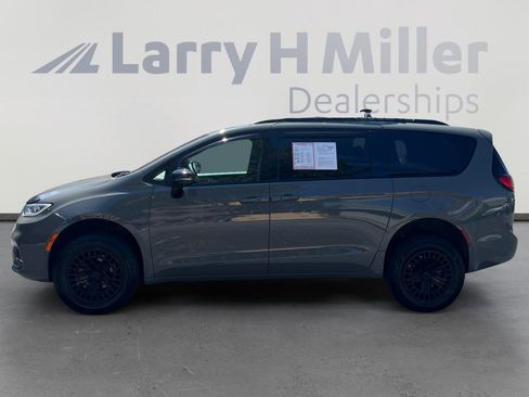 Used 2023 Chrysler Pacifica Limited w/ S Appearance Package AWD/4WD image 2