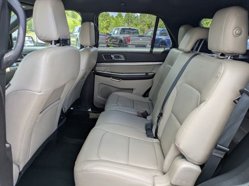 Used 2018 Ford Explorer XLT w/ Equipment Group 202A AWD/4WD image 13