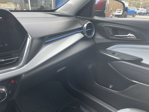Used 2025 Chevrolet Trax LT w/ LT Convenience Package FWD image 17