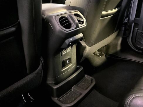 Used 2022 Jeep Wrangler Unlimited Sahara image 33