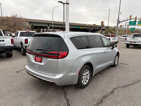 New 2026 Chrysler Pacifica Select image 5