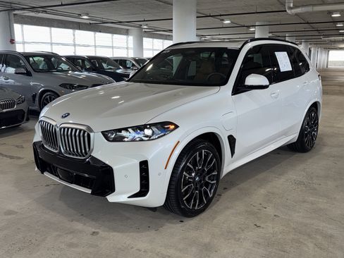 Used 2026 BMW X5 xDrive50e w/ M Sport Package AWD/4WD image 4