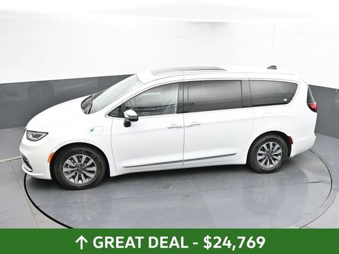Used 2023 Chrysler Pacifica Limited FWD image 43