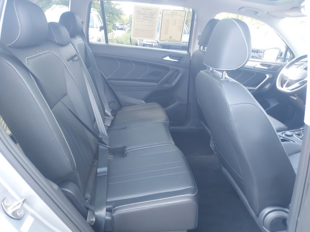 Certified 2023 Volkswagen Tiguan SE w/ Panoramic Sunroof Package AWD/4WD image 33
