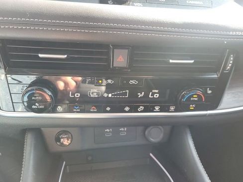 Certified 2024 Nissan Rogue Platinum w/ Platinum Premium Package image 18