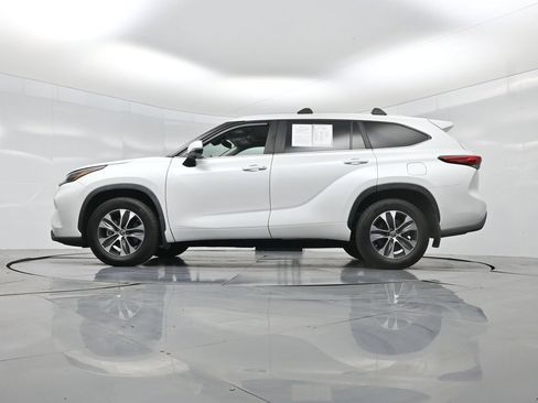 Used 2023 Toyota Highlander XLE AWD/4WD image 7