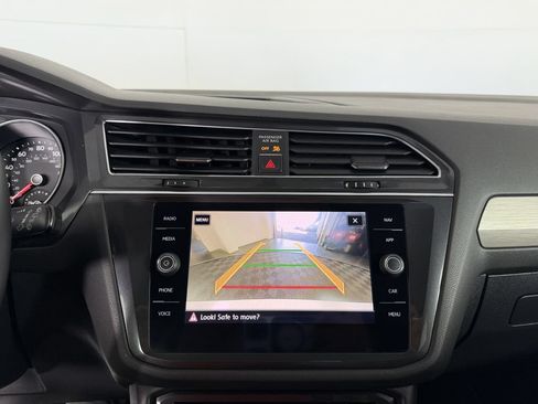Used 2018 Volkswagen Tiguan SEL AWD/4WD image 35
