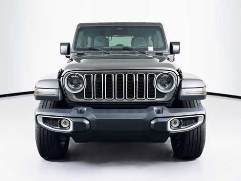 Used 2025 Jeep Wrangler Sahara image 2