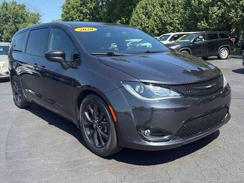 Used 2020 Chrysler Pacifica Touring w/ S Appearance Package FWD image 2