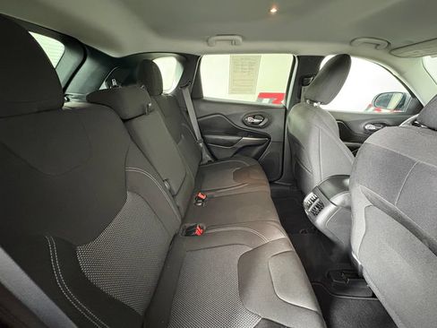 Used 2020 Jeep Cherokee Latitude FWD image 42