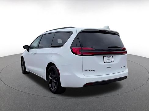 Used 2025 Chrysler Pacifica Limited image 11