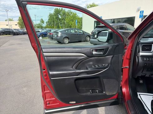 Used 2019 Toyota Highlander SE AWD/4WD image 27