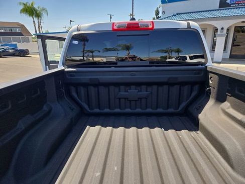 Used 2025 Chevrolet Colorado ZR2 w/ Technology Package AWD/4WD image 4