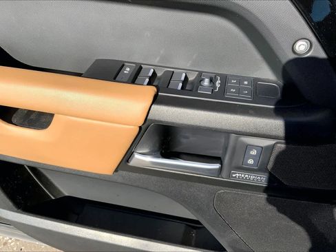 Used 2025 Land Rover Defender 110 X image 31