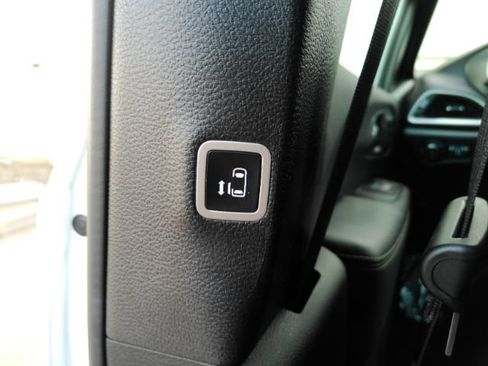 Used 2025 Chrysler Pacifica Select FWD image 32