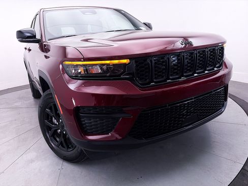 Used 2024 Jeep Grand Cherokee Altitude AWD/4WD image 8