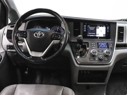 Used 2016 Toyota Sienna XLE Premium image 26
