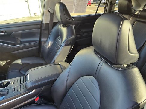 Certified 2022 Toyota Highlander XLE image 22