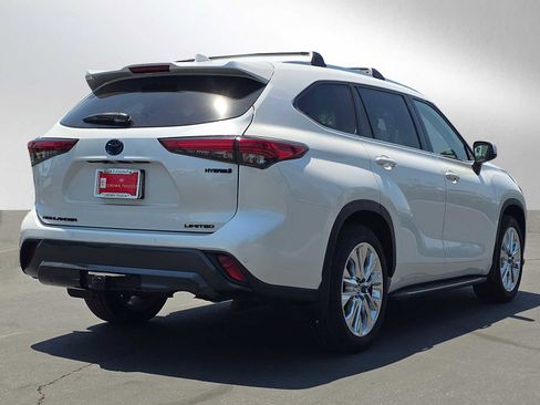 Used 2022 Toyota Highlander Limited FWD image 3