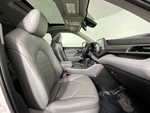 Used 2021 Toyota Highlander XLE image 20