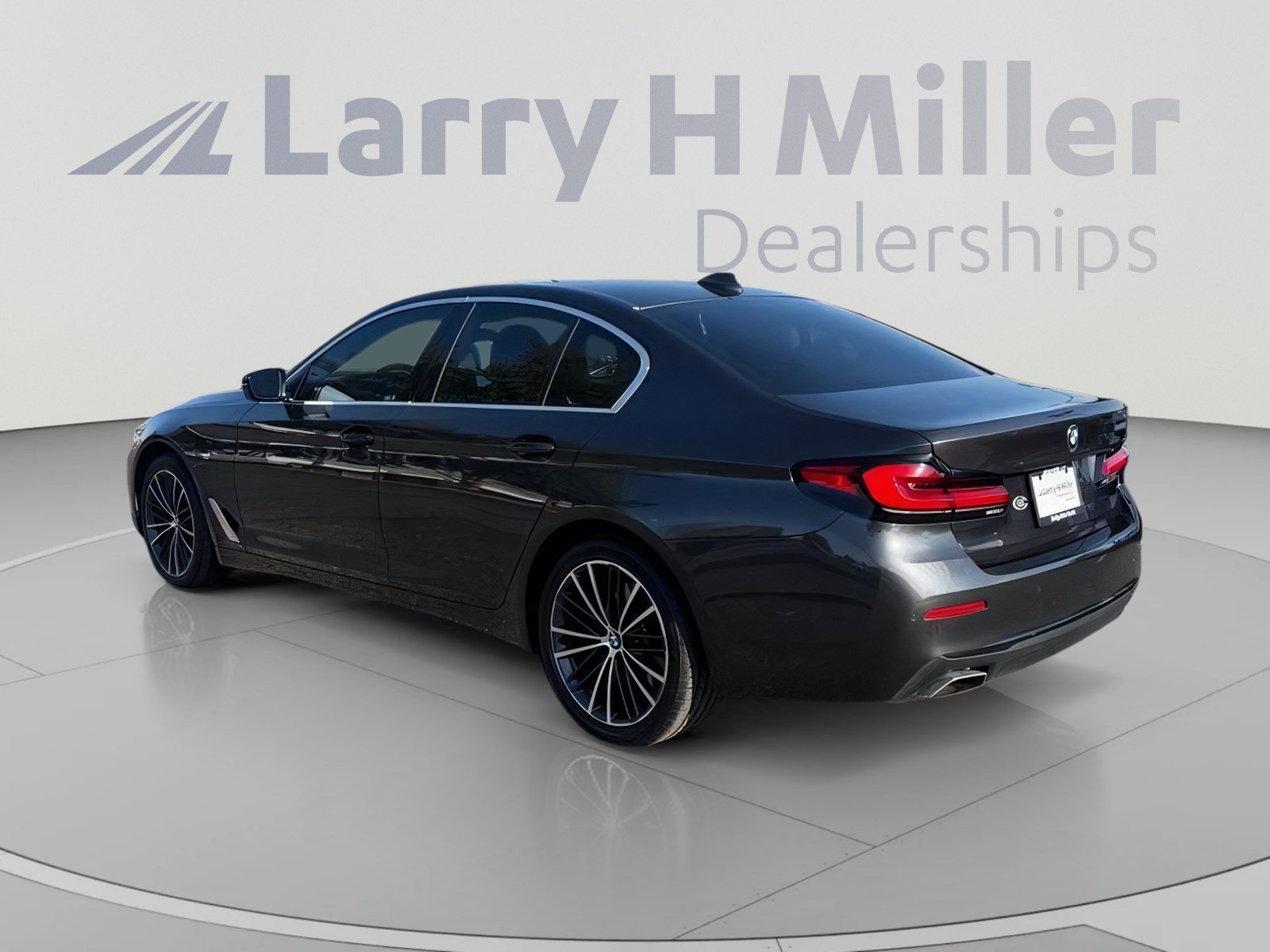 Used 2023 BMW 540i w/ Premium Package RWD image 3