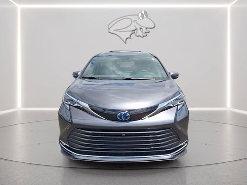 Used 2025 Toyota Sienna Platinum AWD/4WD image 7