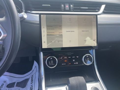 Used 2021 Jaguar XF SE image 10