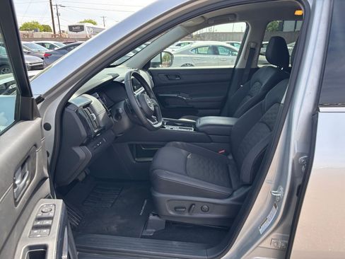 Used 2025 Nissan Pathfinder SV image 28