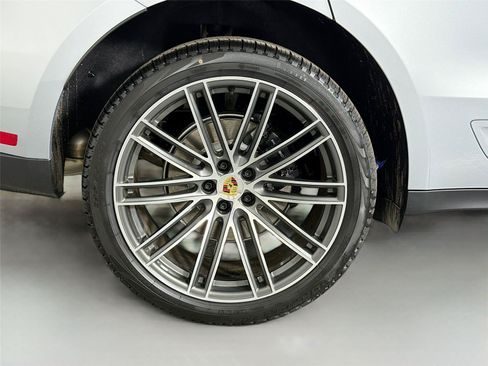 Certified 2026 Porsche Macan AWD/4WD image 13