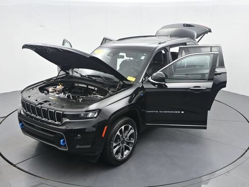 Used 2023 Jeep Grand Cherokee Overland w/ Luxury Tech Group IV AWD/4WD image 40