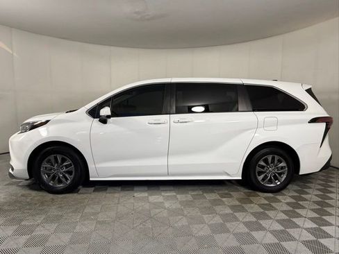 Used 2022 Toyota Sienna LE FWD image 2