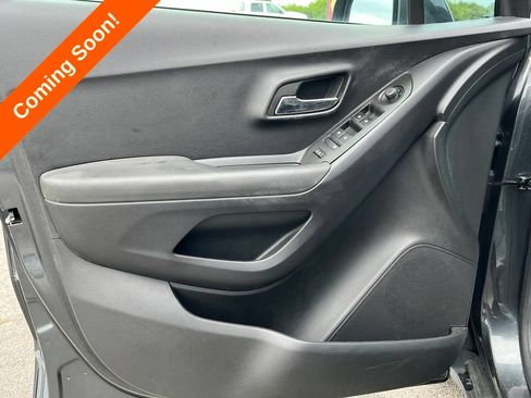 Used 2017 Chevrolet Trax LT w/ LT Convenience Package FWD image 16