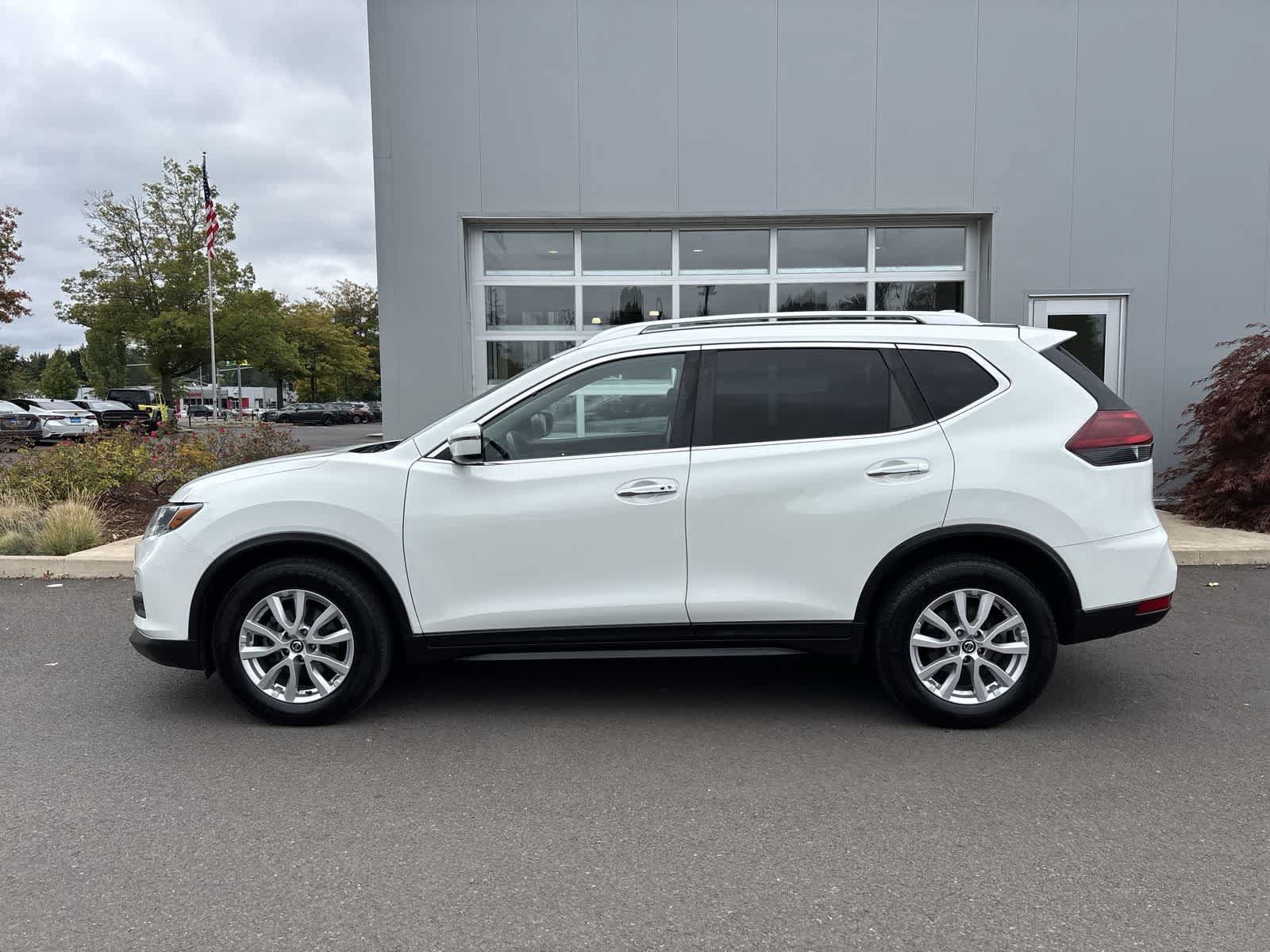 Used 2019 Nissan Rogue SV FWD image 2