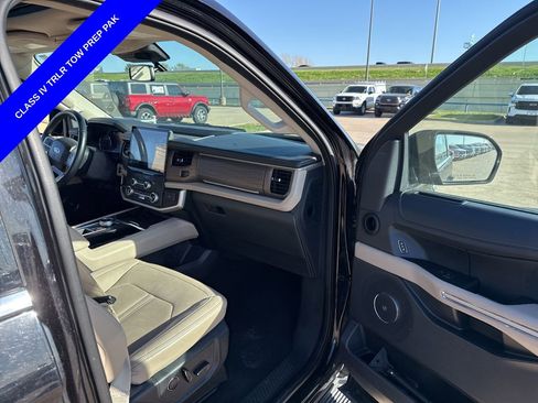 Used 2024 Ford Expedition Limited image 16