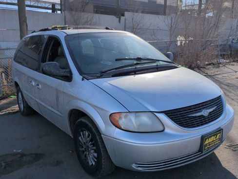 Used 2002 Chrysler Town & Country EX image 1