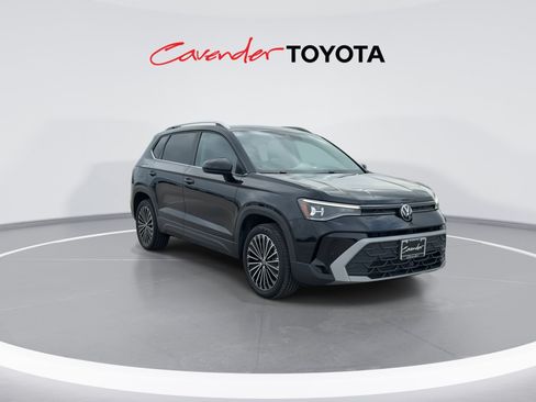 Used 2026 Volkswagen Taos SE FWD image 2