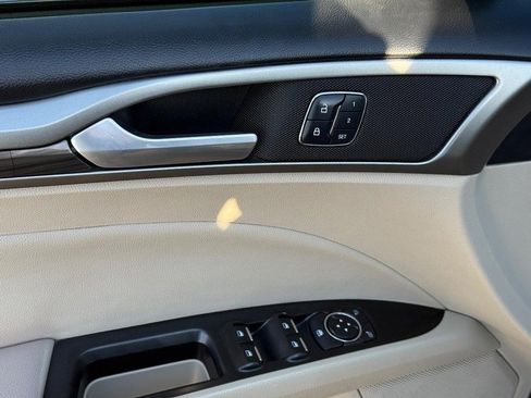 Used 2017 Ford Fusion SE w/ Fusion SE Technology Package image 18