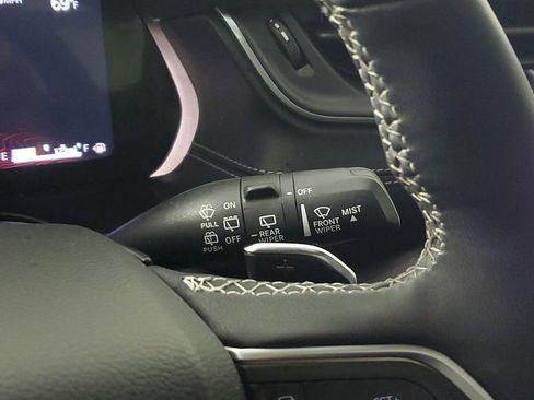 Used 2025 Jeep Grand Cherokee L Limited w/ Luxury Tech Group II image 19