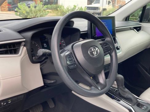 Used 2025 Toyota Corolla Cross L FWD image 9