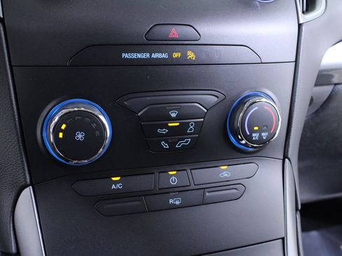 Used 2019 Ford Edge SE image 28