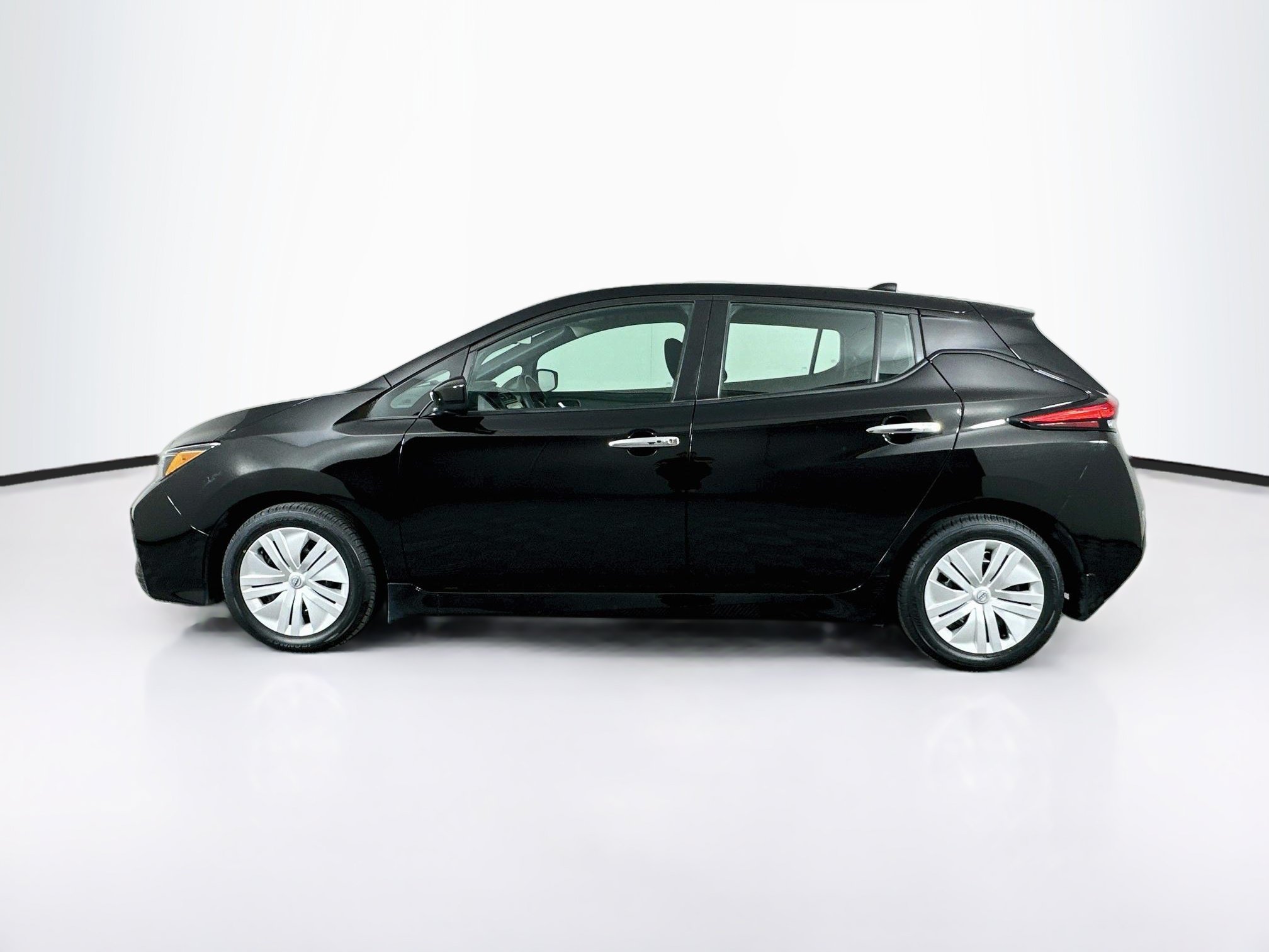 Used 2025 Nissan Leaf S FWD image 4