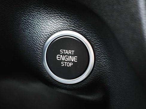 Used 2025 Volvo XC40 B5 Plus image 17